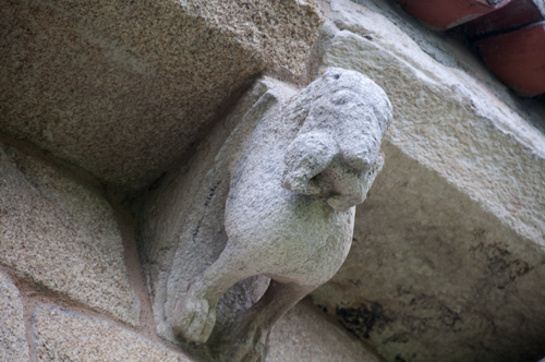 Canecillos con formas de animales en el ábside de la iglesia de Ferreira do Pantón